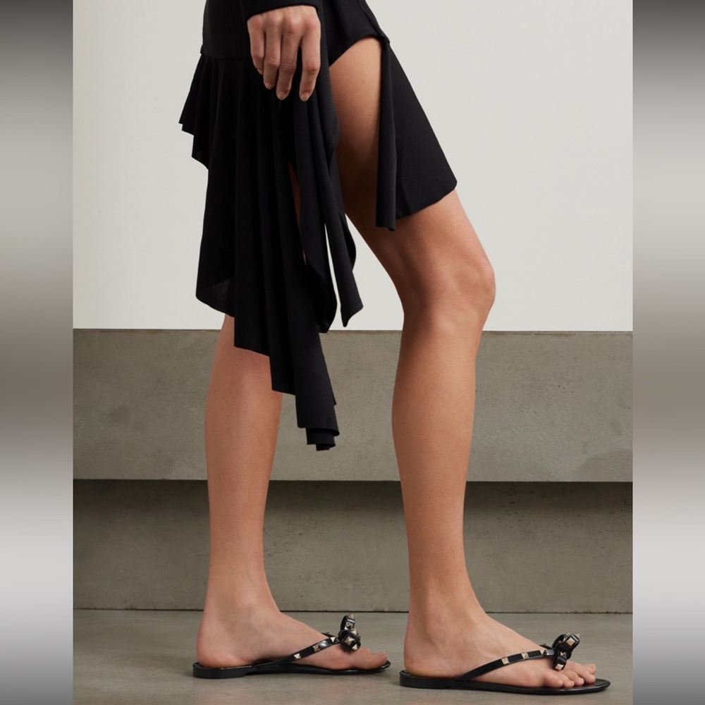VALENTINO GARAVANI
The Rockstud rubber flip flops